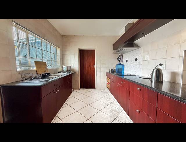 6 BEDROOM HOUSE FOR SALE IN NORKEM PARK
